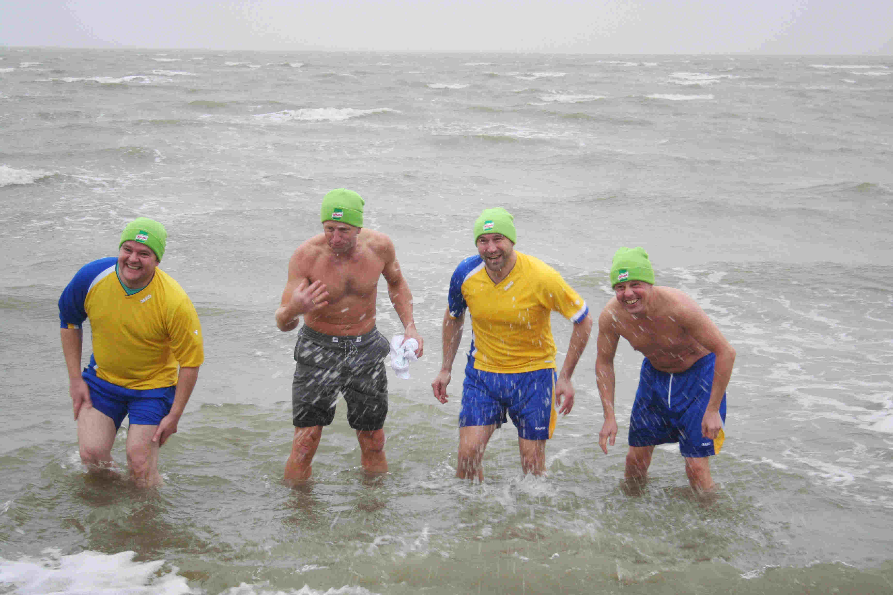 Männer baden im Winter in der Nordsee