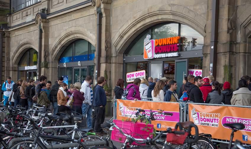 Schlange vor Dunkin' Donuts Hamburg Foto: Volker Böhm