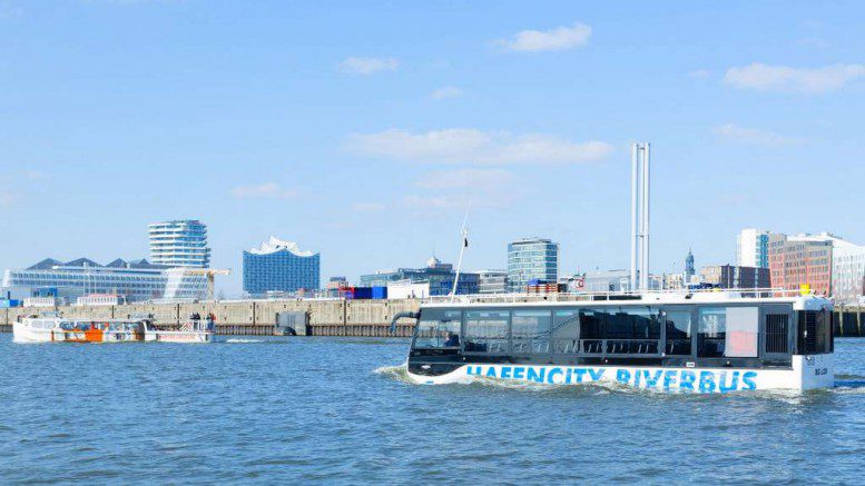 HafenCity RiverBus auf der Elbe