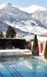 Der Außenpool im Impuls Hotel Tirol