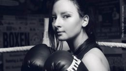 junge Frau beim Boxtraining