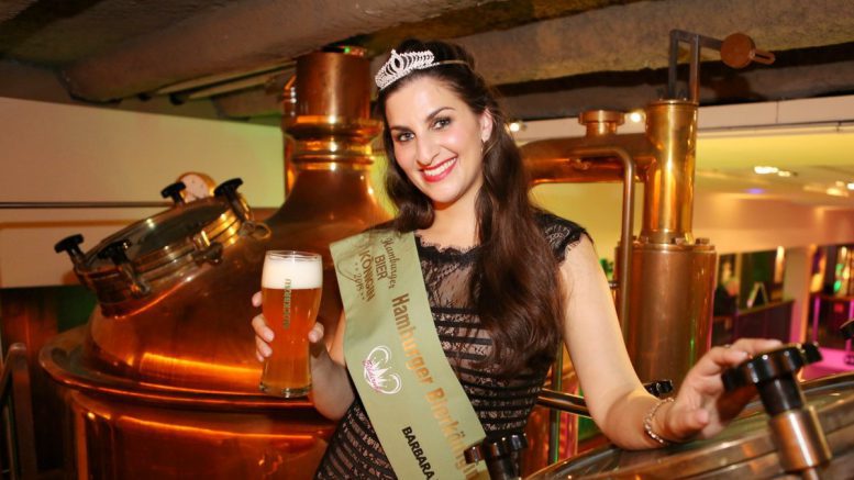 Die Hamburger Bierkönigin 2018 im Blockbräu vor einem Braukessel