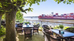 Die Lindenterrasse vom Hotel Louis C. Jacob bester Blick auf die Elbe mit Containerschiff