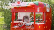 Ein Verkaufsstand für Erdbeeren in Form einer Erdbeere