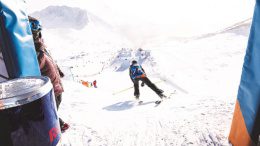 Skifahrer fährt bergab