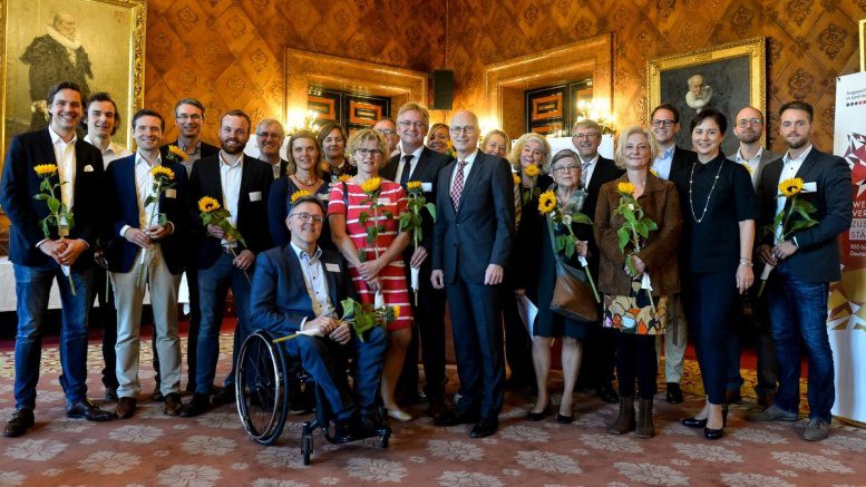 Gruppenfoto im Hamburger Rathaus Ausgezeichnete Orte Preisträger 2018