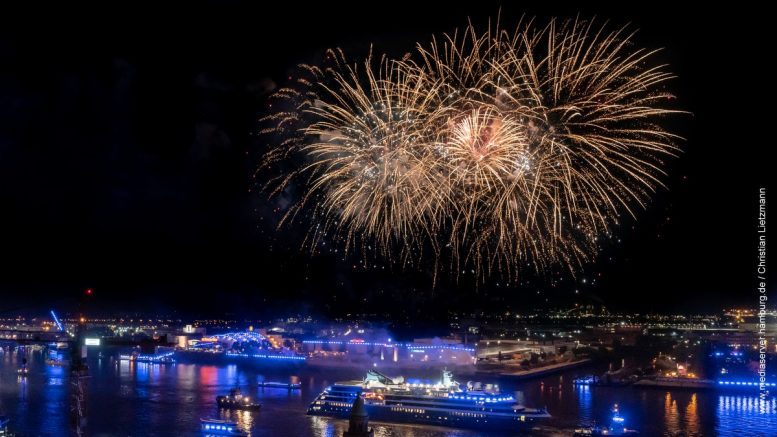 Kreuzfahrtschiff im Hamburger Hafen mit Feuerwerk