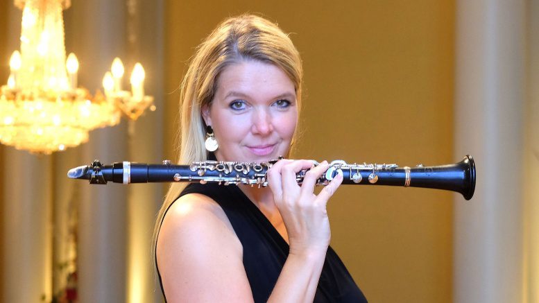Die Musikerin Sabine Grofmeier mit Klarinette