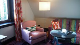 Sessel und Couch in einem Apartment