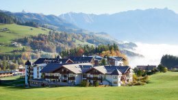 In den österreichischen Alpen, das Hotel Krallerhof mit Bergpanoram