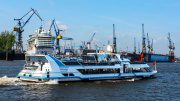 Fahrgastschiff auf der Elbe