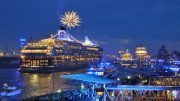 Schiffsparade auf der Elbe während der Hamburg Cruise Days mit Feuerwerk