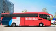 Ein roter Fernbus von BlaBlaBus