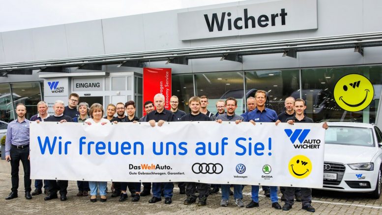 Teamfoto von Auto Wichert Othmarschen mit Welcome Banner
