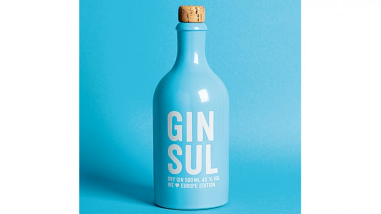 Eine blaue Gin Sul Flasche aus der Europa Edition