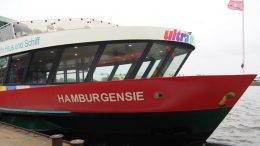 Hafenfähre Hamburgensie festgemacht an den Landungsbrücken