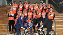 Gruppenfoto Fahrradgruppe Stadtteilschule Stellingen zur Spendenannahme