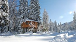 Glamping Baumhaus im Schnee im Caravanpark Sexten
