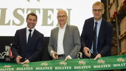 Sebastian Holtz (CEO Carlsberg Deutschland), Dr. Peter Tschentscher (Erster Bürgermeister Hamburg), Michael Hinrichs (Carlsberg Group) schneiden grünes Eröffnungsband durch