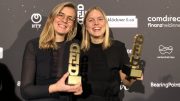 Preisverleihungsfoto: Jule Willing und Eva Neugebauer gewinnen den Digital Female Leader Award (