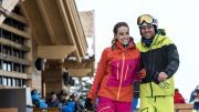 Zwei Skifahrer vor einer Skihütte