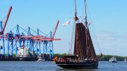 Containerschiff und Zweimast-Segler auf der Elbe