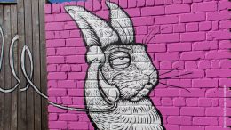 Wandbild an einer Aussenfassade - Hase telefoniert