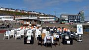 100 leere Stühle auf der Landunsbrücke in Helgoland als Zeichen des Protestes