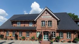 Ringhotel Sellhorn, Aussenansicht in Hanstedt in der Heide, rotes Backsteinhaus