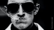 Raucher mit Sonnenbrille und Zigarette im Mund