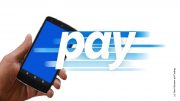 Online bezahlen - Symbolbild - Hand, Mobiltelefon mit Schriftzug pay