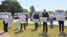 Scheckübergabe von Edeka Nord an die Landesfeuerwehrverbände Norddeutschland mit zwei Ministern