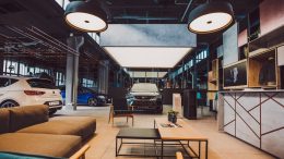 Innenansicht Autohaus Cupra Garage Hamburg mit Autos
