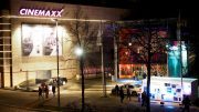 Das Hamburger CinemaxX Kino bei Nacht bei einer James Bond Premiere