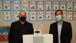 Ein Venta Luftwäscher wird in der Hamburger Schule Goldbek übergeben