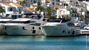 Weiße Luxus Yachten in einem Mittelmeerhafen