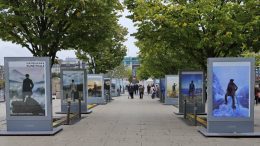 Hamburger Jungfernstieg mit Open Air Ausstellung
