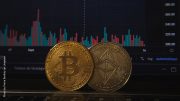 Bitcoin Münze vor Bildschirm