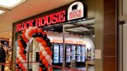 Der Blockhouse pop up store GenussWelt am Eröffnungstag mit roten und schwarzen Luftballonen im AEZ Einkaufszentrum
