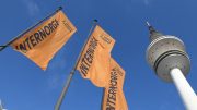 Internorga Flaggen mit Hamburger Fernsehturm vor blauen Himmel