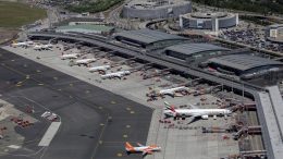 Luftbild vom Flughafen Hamburg: Terminals und Vorfeld mit Flugzeugen