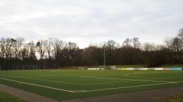 Kunstrasen Fußballplatz im Winter des Duvenstedter SV in Hamburg