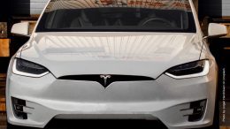 Tesla Model X von vorn in weß
