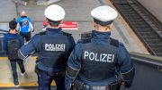 Bundespolizei geht auf dem Hamburger Hauptbahnhof Streif und steigt eine Treppe hinab