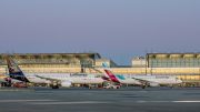 zwei Flugzeuge auf dem Vorfeld des Hamburger Flugplatzes