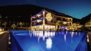 Abendansicht mit Pool - Hotel La Maiena Meran Resort