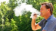 Ein Mann dampft eine E-Zigarette