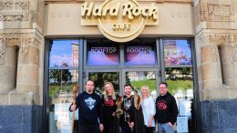 Teamfoto vor dem Hard Rock Cafe