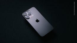 Silbernes iPhone auf schwarzem Grund