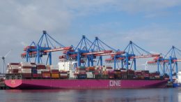 Containerschiff am Containerterminal Altenwerder in Hamburg wird entladen